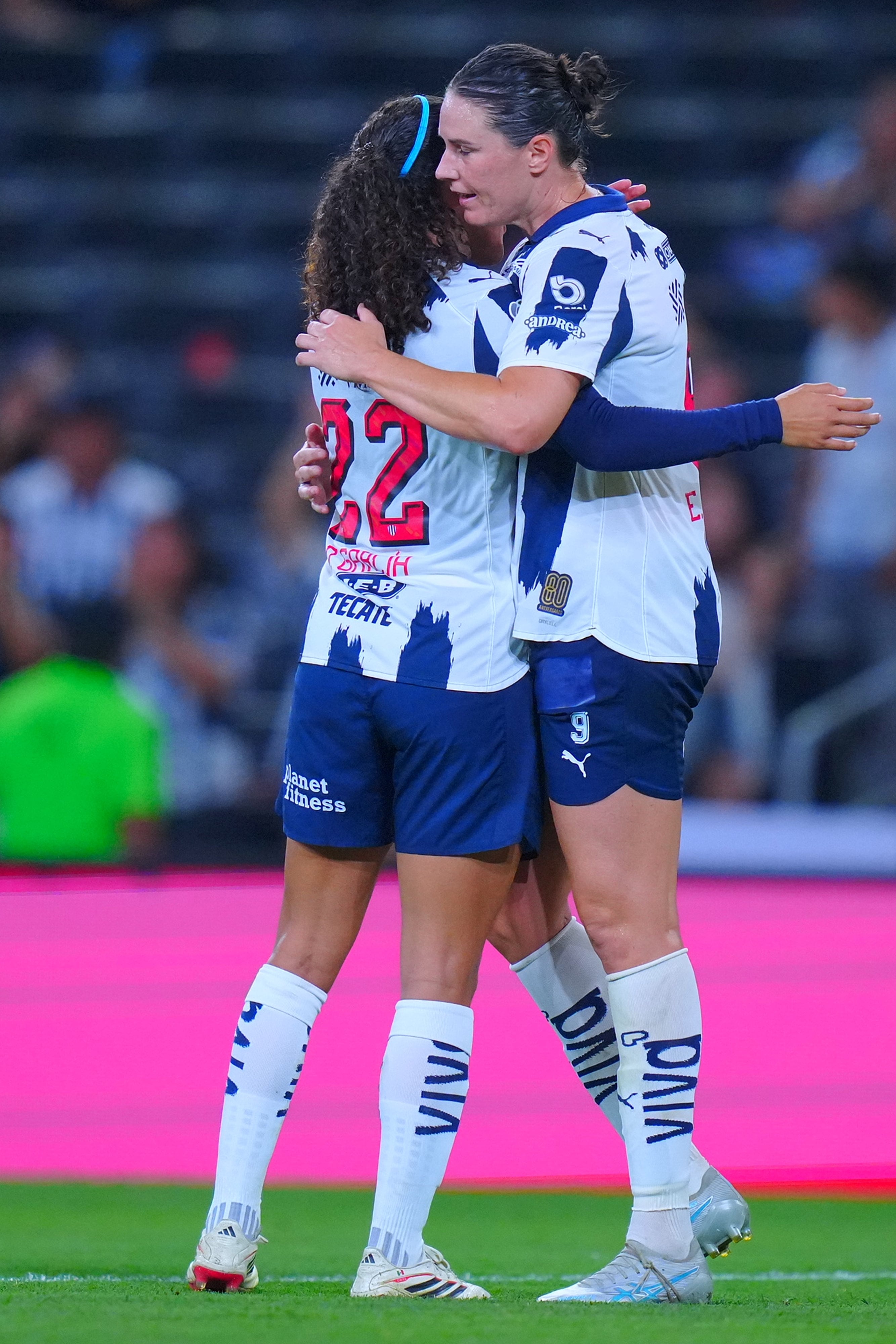 Emily Gielnik anotó los goles de Rayadas ante Pumas