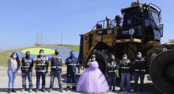 Quinceañera realiza sesión de fotos en basurero donde trabaja su papá