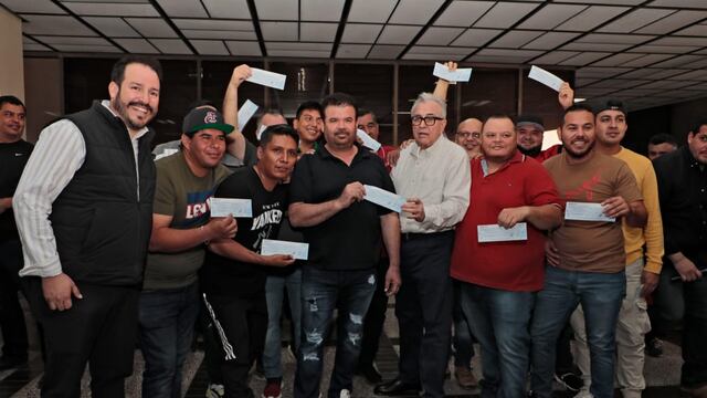 Rubén Rocha entrega apoyos a músicos de Culiacán y Navolato