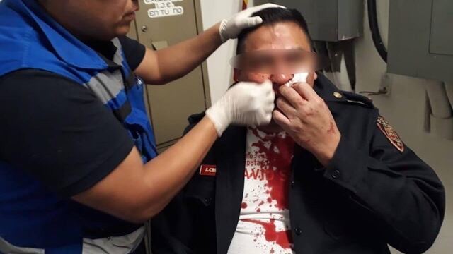 El policía terminó inconsciente y sangrando.