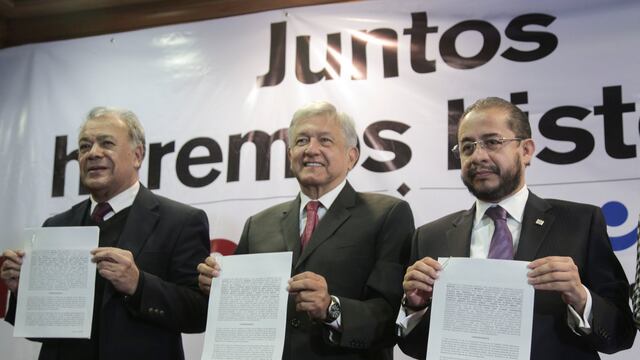 López Obrador y Hugo Flores, PES, al firmar el convenio de coalición.