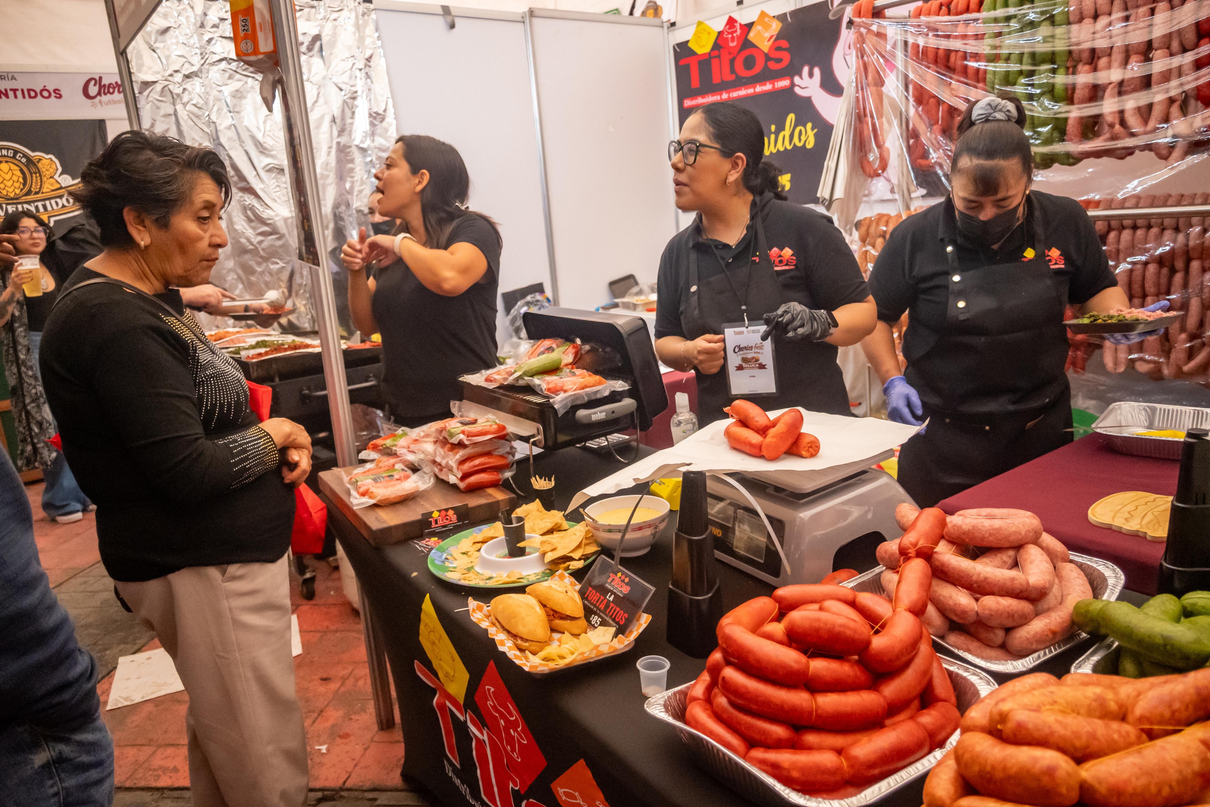 Más de 35 productores y artesanos locales participan en la muestra gastronómica.