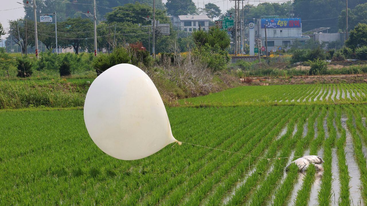 Corea del Norte lanza globos con basura a territorio de Corea del Sur; piden no tocarlos