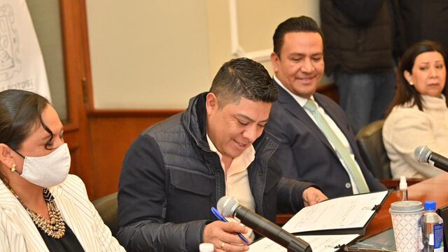Ricardo Gallardo firma el Acuerdo por la Paz