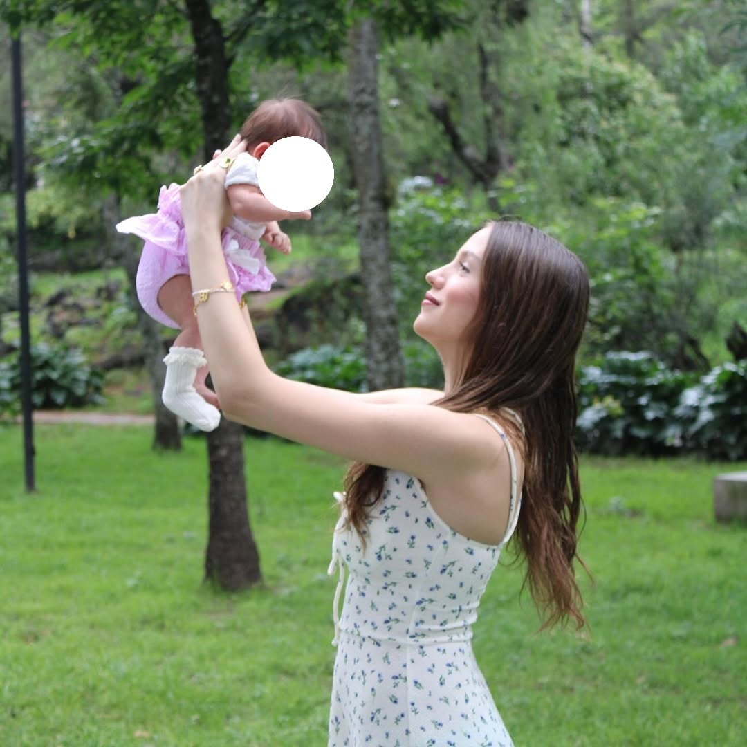 Marianne Gonzaga con su bebé, Emma.