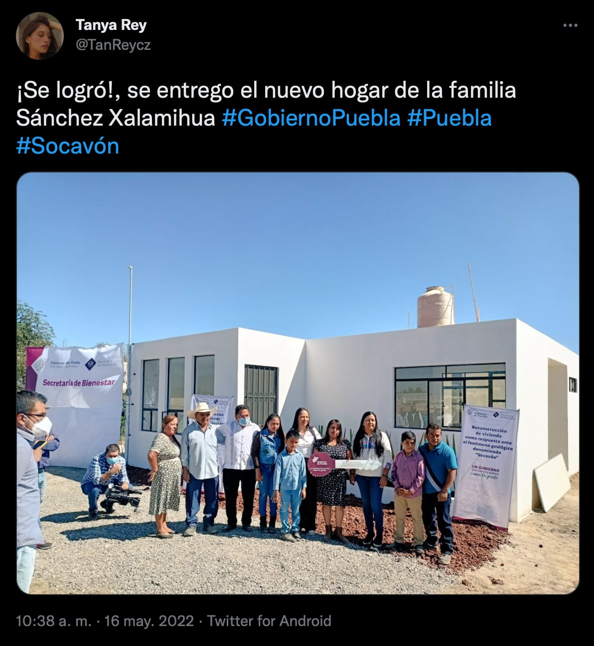 Familia recupera su casa tras socavón en Puebla
