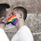 Pareja gay regala cubrebocas con los colores de la bandera LGBTI