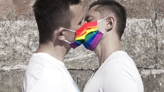 Pareja gay regala cubrebocas LGBT