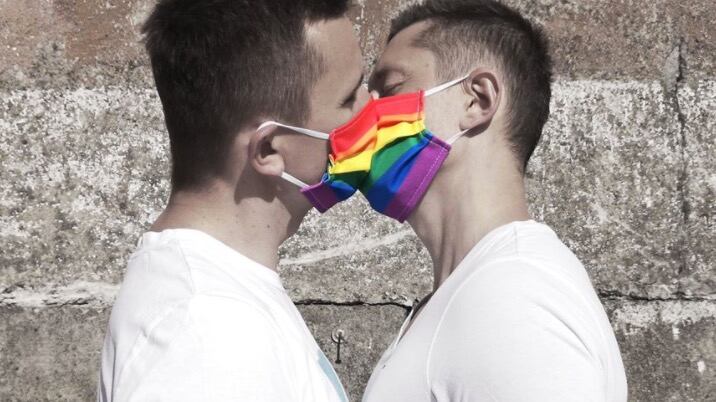 Pareja gay regala cubrebocas con los colores de la bandera LGBTI