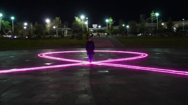 Iluminan moño por la lucha contra el cáncer en alameda de Texcoco