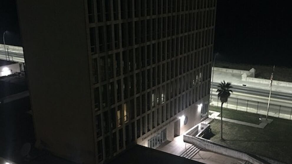 Analiza EU cerrar embajada en Cuba
