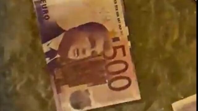 Fans del Real Madrid lanzaron billetes con la cara de Joan Laporta como protesta por el "Caso Negreira".