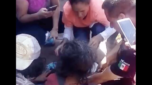 Policías apoyaron a la mujer.