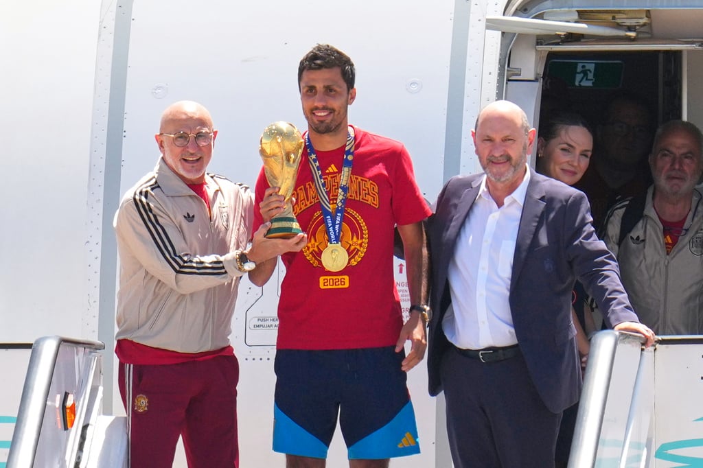 Rodri y Luis de la Fuente muestran el trofeo de campeón del Mundial 2026