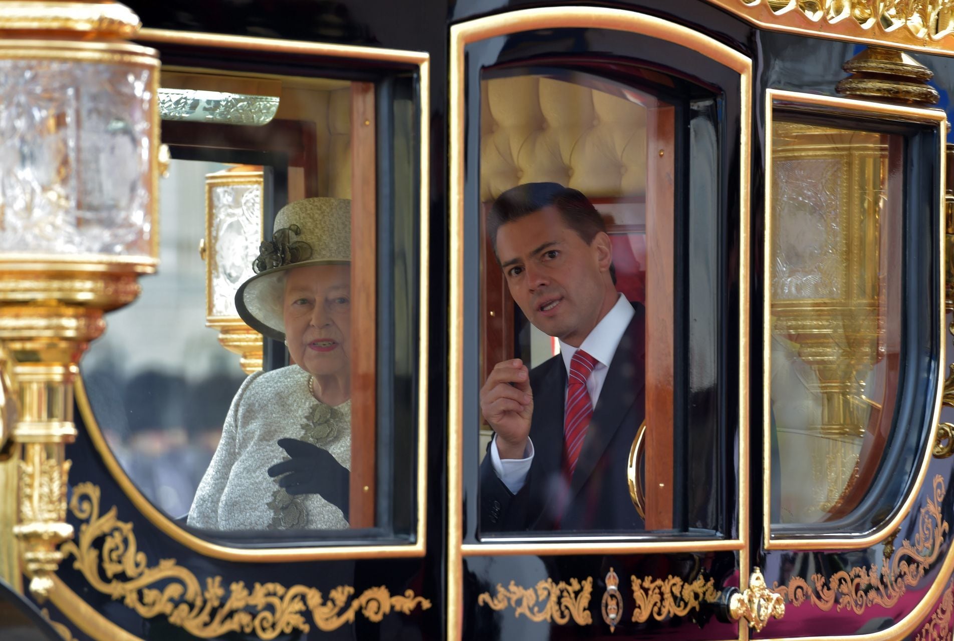 Recuerdan encuentro de la reina Isabel II con Enrique Peña Nieto y Angélica Rivera