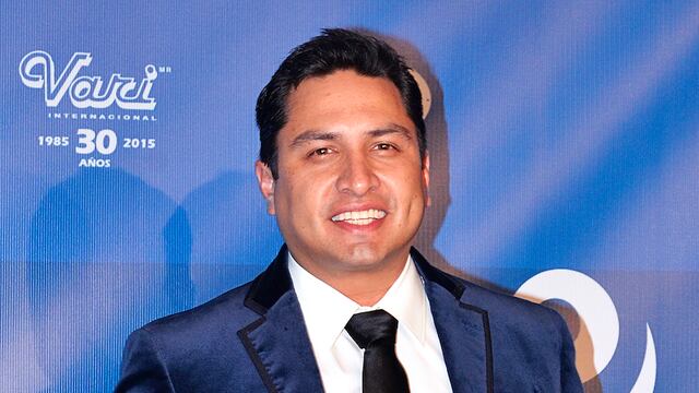 Julión Álvarez orina frente a su público