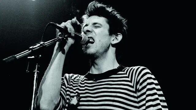 ¿Quién fue Shane MacGowan, vocalista de The Pogues, quien murió a los 65 años tras problemas de salud desde 2015?