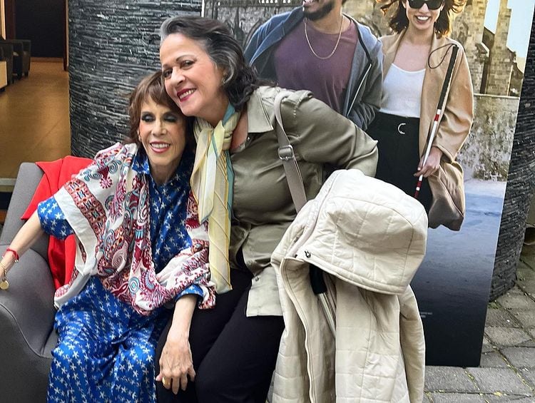 Rebecca Jones reaparece "muy delgada" tras haber estado en terapia intensiva.