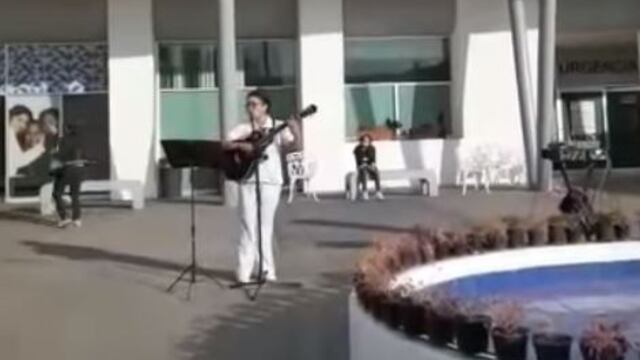 Enfermera canta "Resistiré"