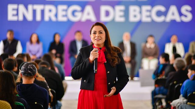Tere Jiménez entrega becas educativas en Jesús María