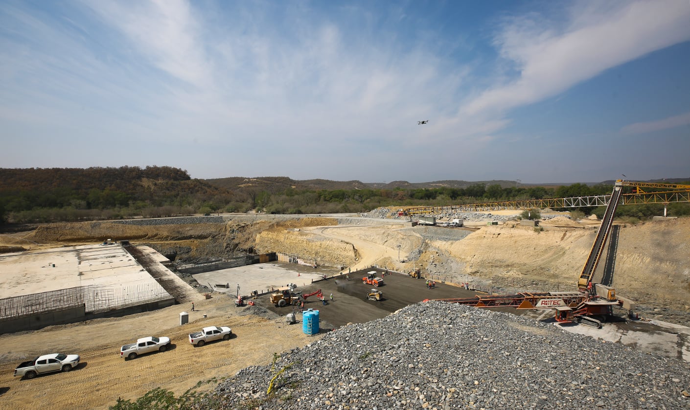 Presa Libertad en construcción