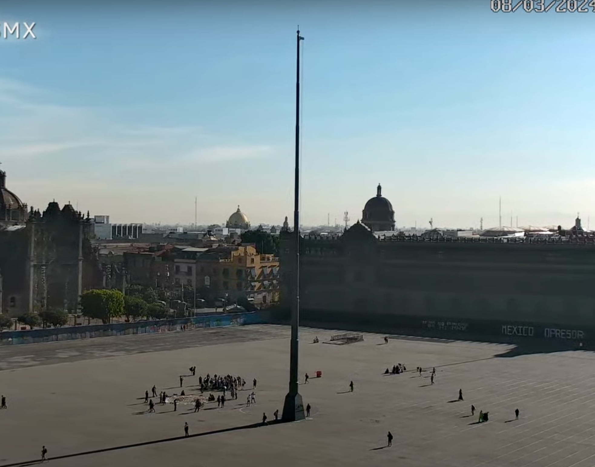 Bandera Nacional de México no es colocada en el Zócalo CDMX en Día Internacional de la Mujer