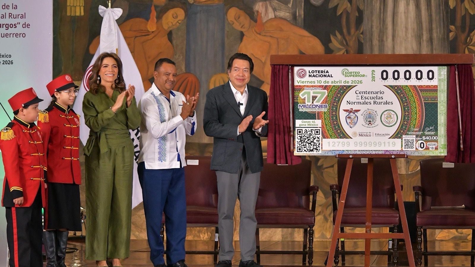 Mario Delgado y Olivia Salomón develan billete conmemorativo por el Centenario de las Normales Rurales
