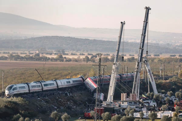 La cifra de muertos por el choque de trenes en España, sube a 74