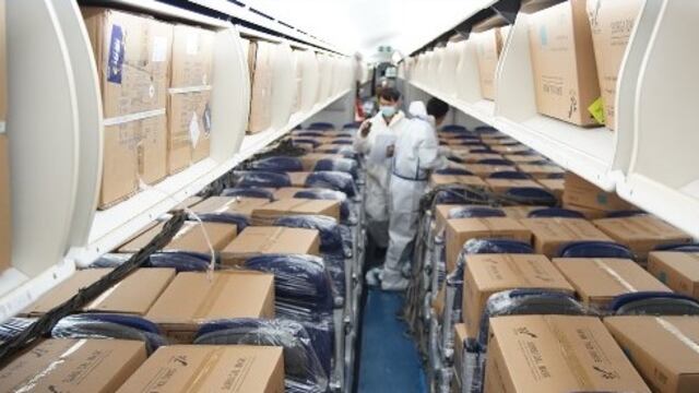 Los aviones no están siendo llenados de carga “arriba y abajo”. Los asientos no han sido desmontados de las cabinas y tampoco los compartimentos de equipaje.