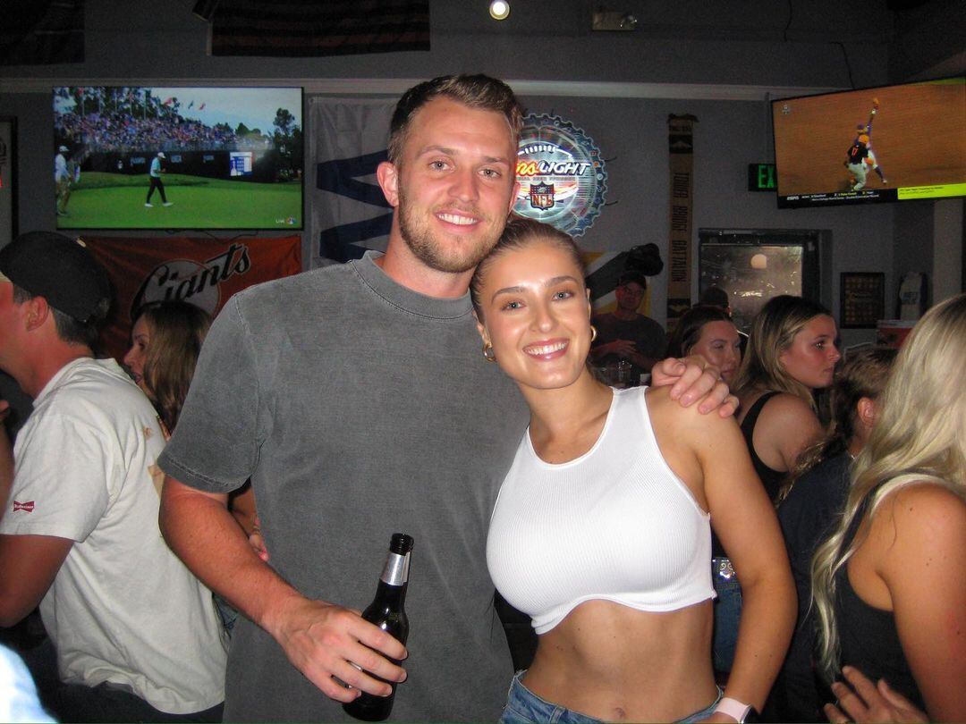 Stephanie Niles y su novio Jake Browning.