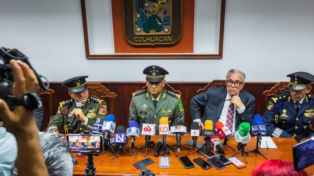 El gobernador Rubén Rocha Moya en conferencia de prensa con mandos militares de Sinaloa.