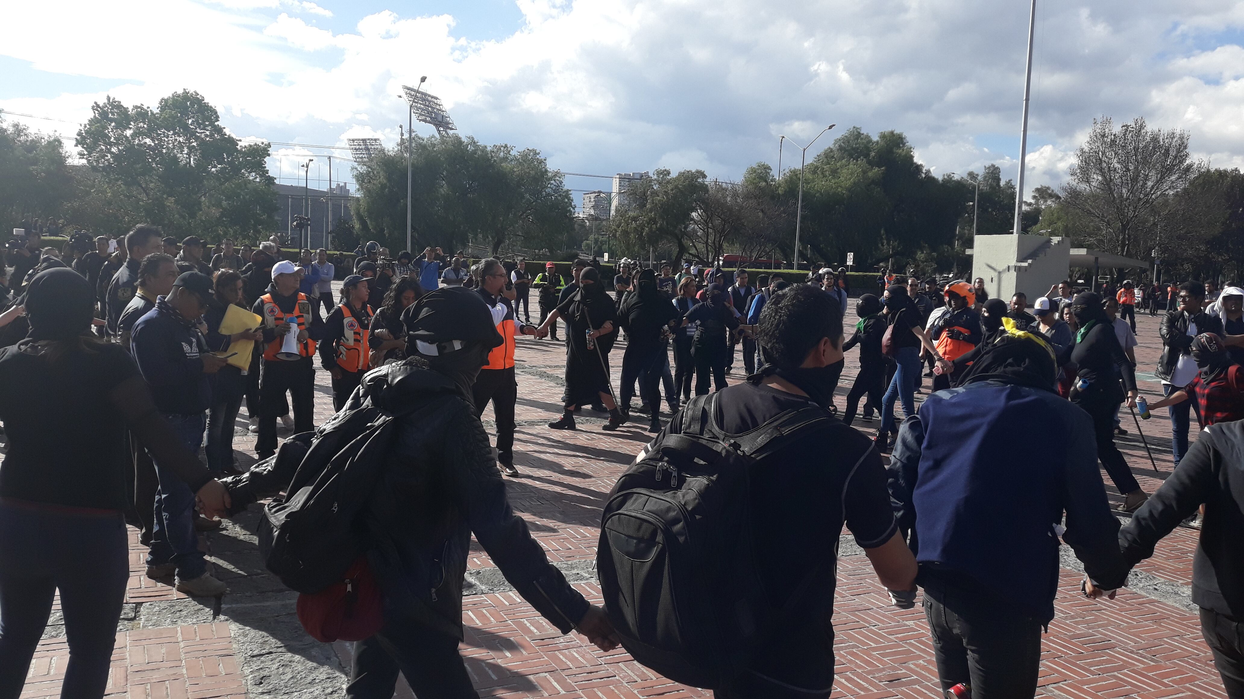 Alumnos de la prepa 9 en Rectoría par entregar su pliego.