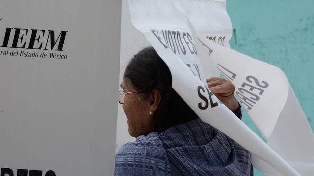 Una mujer entra a la casilla electoral en Temoaya, Estado de México.