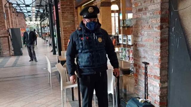 Policía devuelve maleta