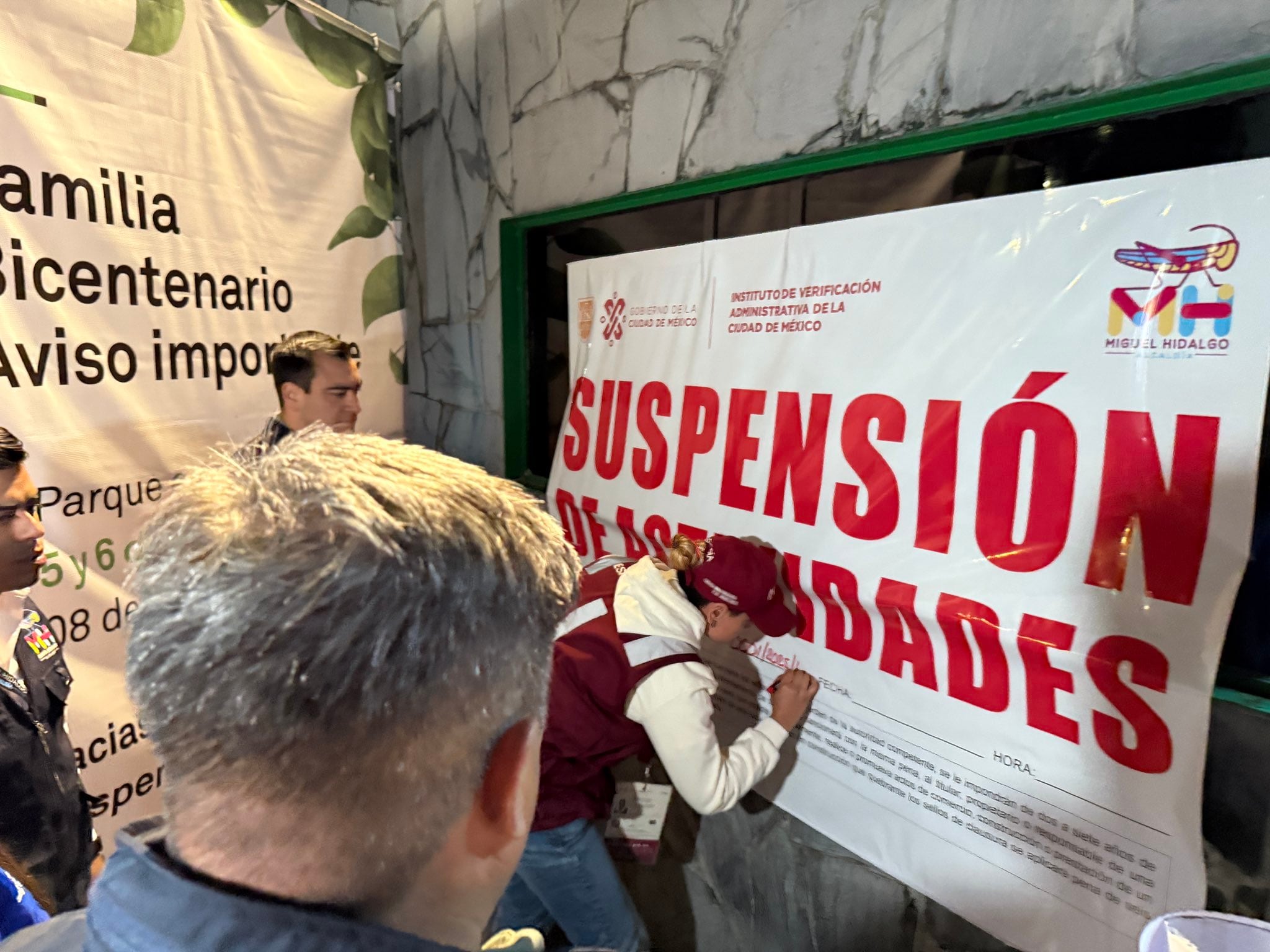 Colocación de sellos de suspensión de actividades en el Parque Bicentenario, sede del Axe Ceremonia 2025