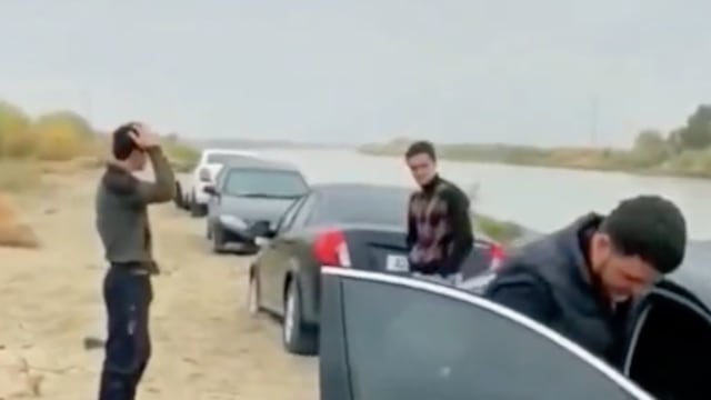 coche atascado en la arena y sus 6 rescatistas