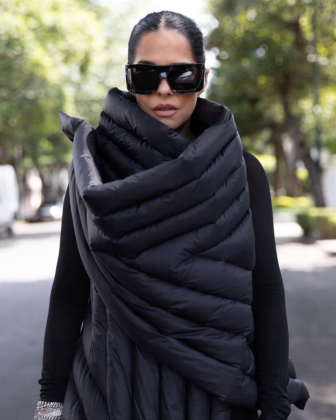 Martha Debayle se sentía muy fashion con su look para el frío y le dicen que parece colchoneta