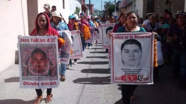 Madres y padres de los 43 normalistas de Ayotzinapa marchan por las calles de Tixtla.