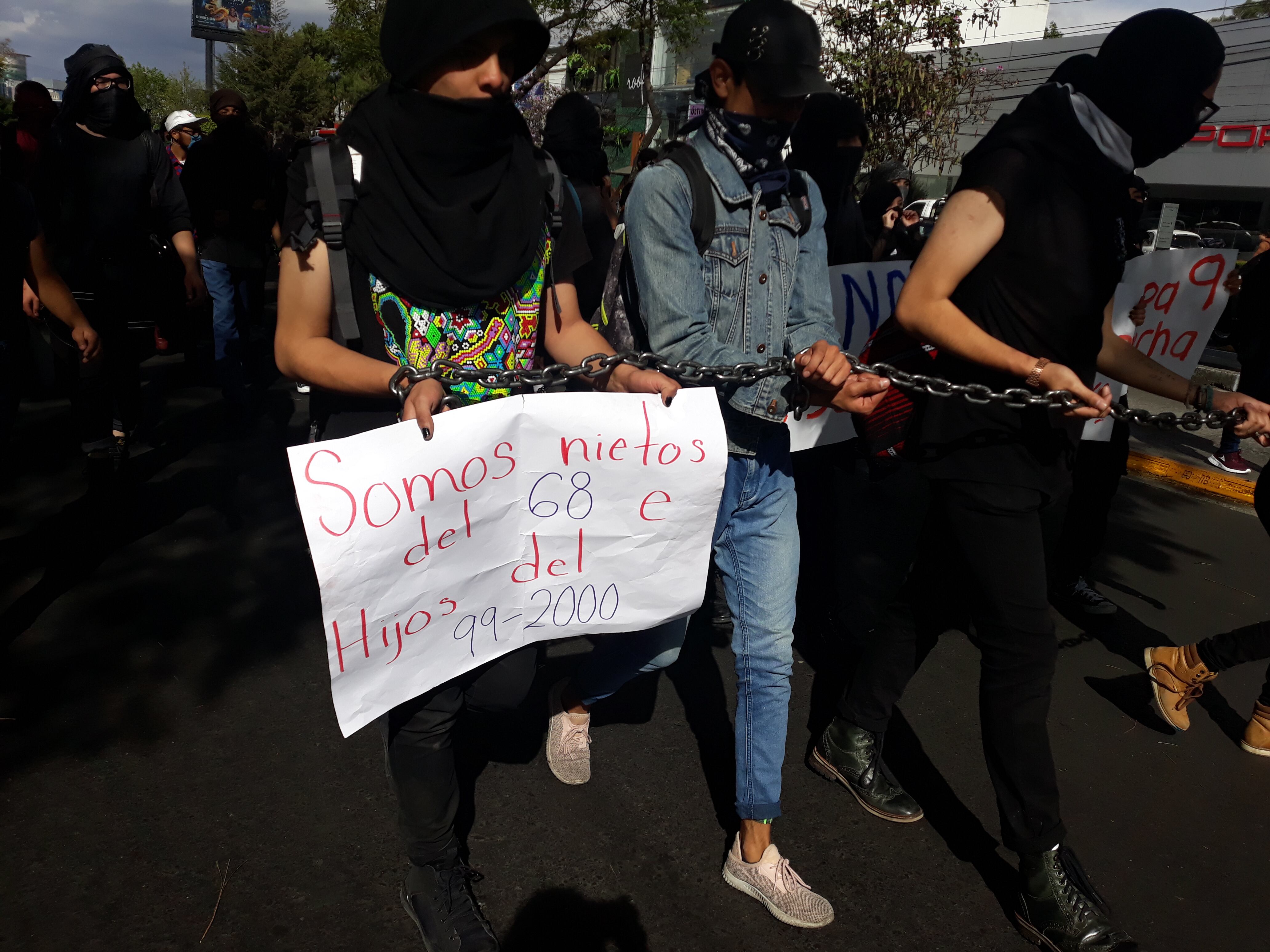 Alumnos de Prepa 9 en la marcha a Rectoria este martes.