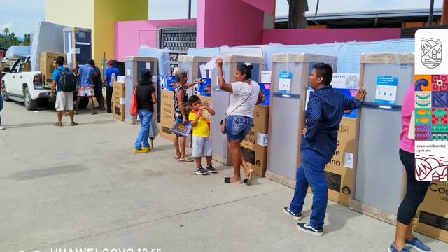 Entrega de enseres en Coyuca de Benitez