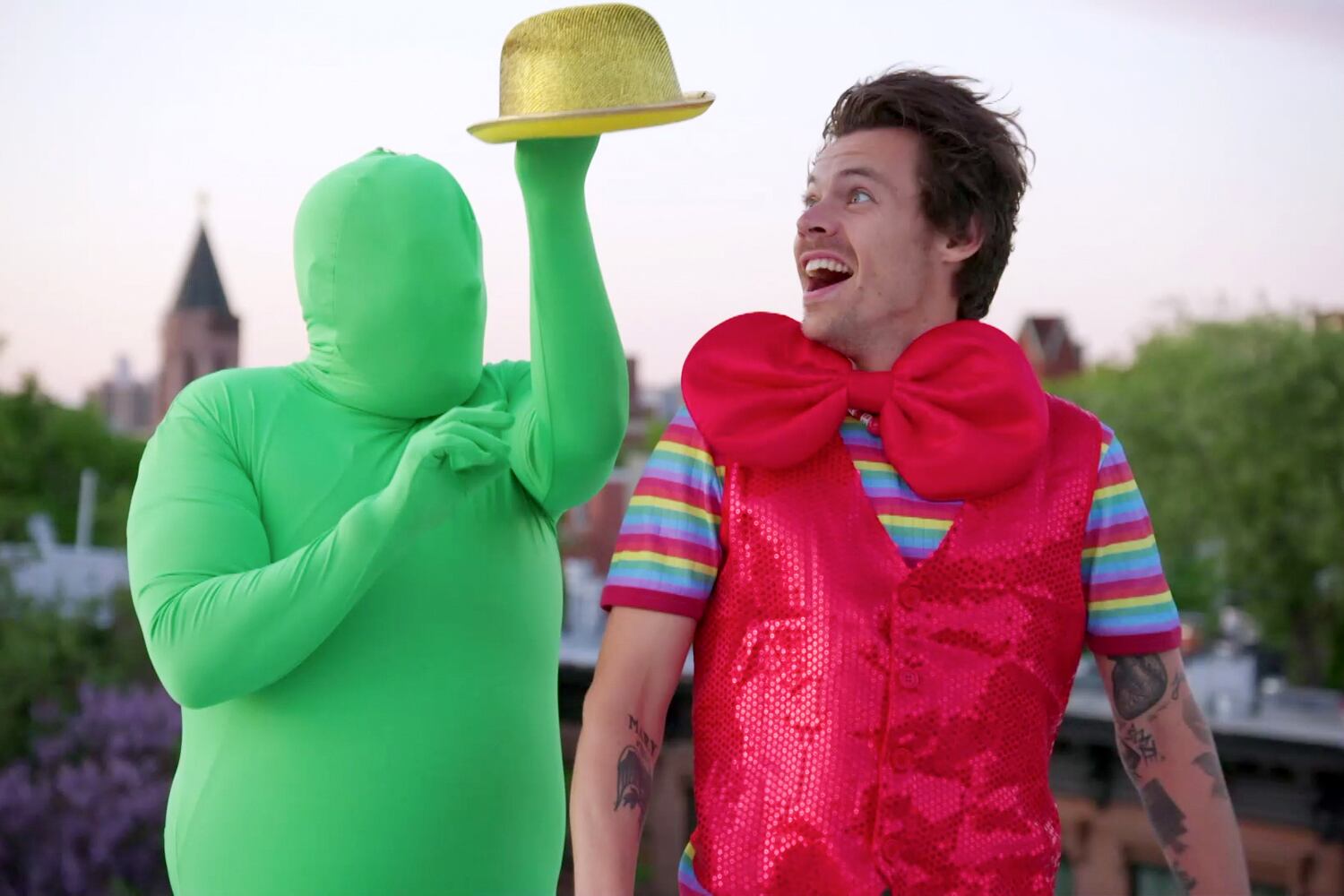 Harry Style estrena video musical dirigido por James Corden