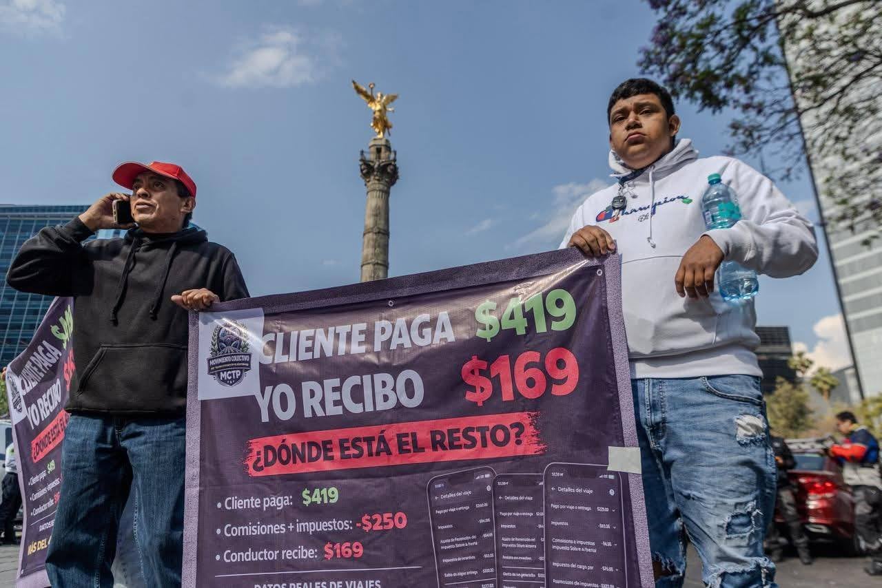 Conductores de Uber se manifiestan por mejores ganancias en los viajes.