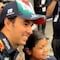Checo Pérez cumple sueño de pequeña fan; niña lo ‘bendice’ para el Gran Premio de México