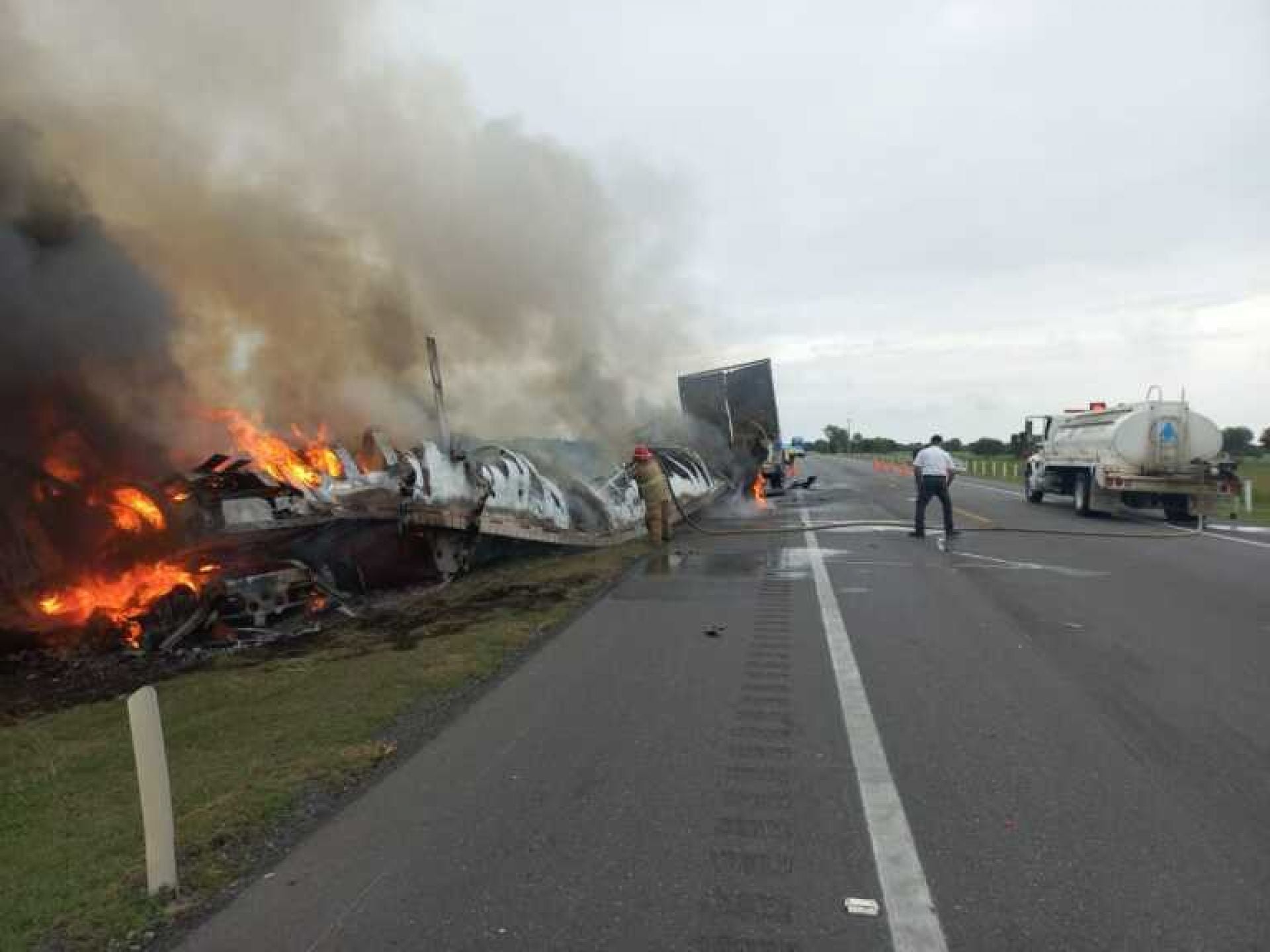 Choque entre un tráiler y una camioneta en Tamaulipas