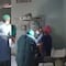 VIDEO: Médicos en ISSSTE de Acapulco operan con lámparas de sus celulares porque se fue la luz en el hospital