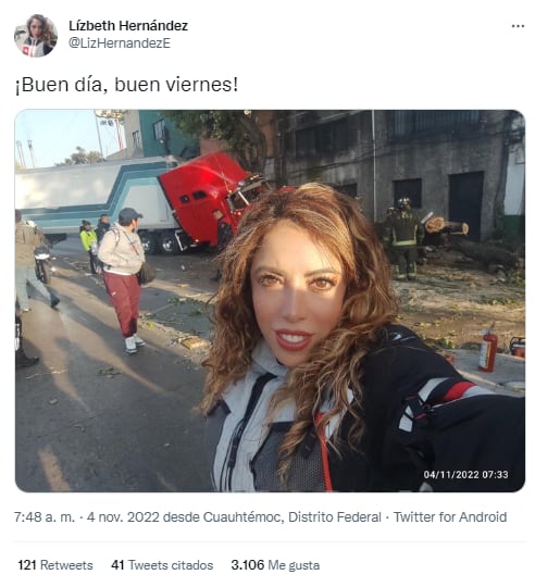 Una reportera se tomó una selfie en un choque, lo cual generó críticas pese a que aclaró que la foto no fue un accidente trágico.