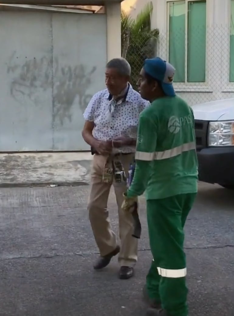Adulto mayor da regalos de Navidad a recolectores de basura