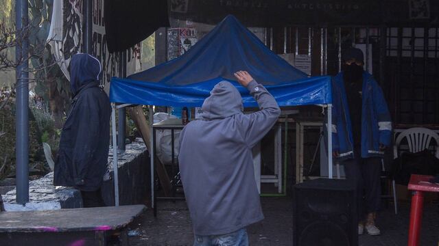 Encapuchados en el Auditorio del Che, en Filosofía y Letras.