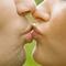 Razones por las que un beso es mágico y muy saludable