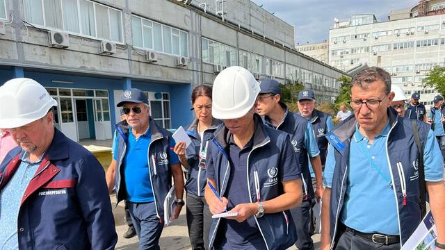 Equipo de la OIEA visitando la planta nuclear de Zaporiyia